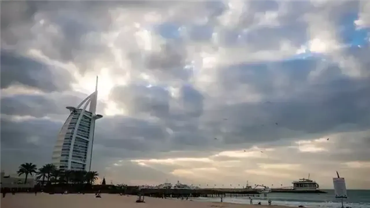 أمطار محتملة.. تقلبات جوية تسيطر على طقس الإمارات خلال الساعات المقبلة